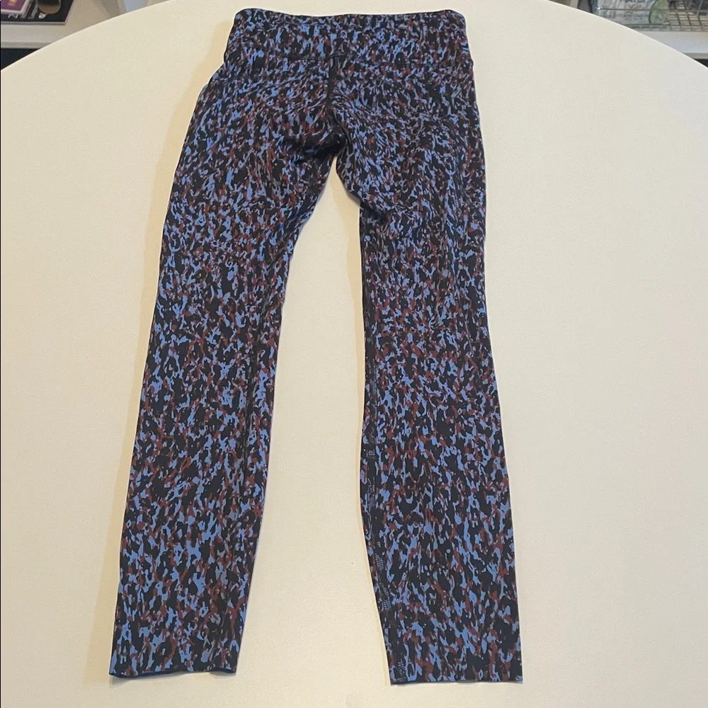 Lululemon Size 2 Side Pockets Blue and Brown Patterned‎ Leggings 24”